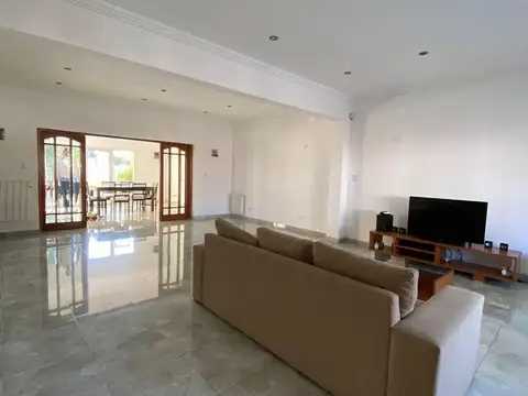 Casa en Alquiler con 5 cocheras