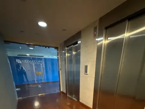 Oficina 14 ambientes con 3 baños