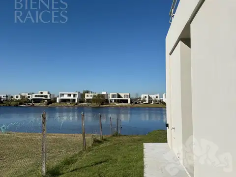 Casa 6 ambientes con 4 baños