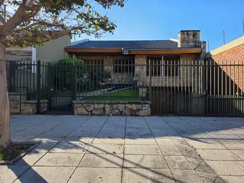 En Venta en Caseros Zona Norte Chalet 5 Ambientes 3 Baños Garage Piscina Parrilla F: 10388