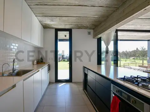 Casa 3 ambientes con 2 baños
