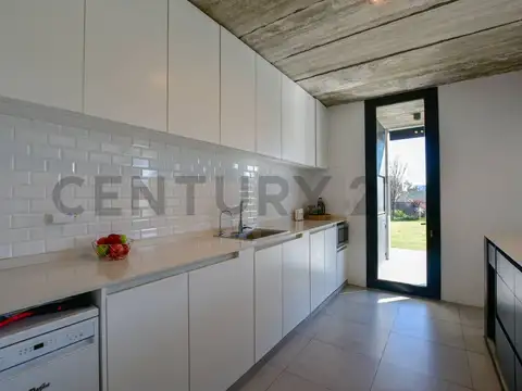 CASA EN VENTA 2 DORMITORIOS BARRIO LA CHIQUITA CITY BELL