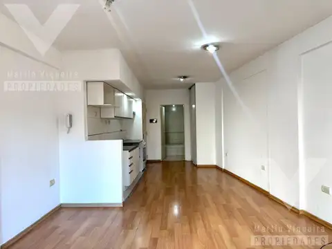 Departamento en alquiler con balcón al frente.  Vera y Juan B justo