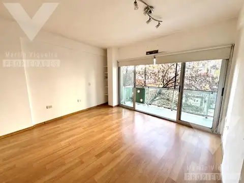 Departamento en alquiler con balcón al frente.  Vera y Juan B justo