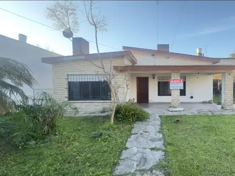 CASA | 4 AMBIENTES | 3 DORMITORIOS | JARDÍN | UNA PLANTA | ALQUILER