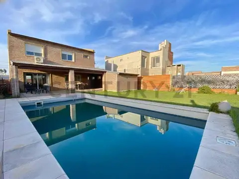 Venta Casa de 3 Dormitorios con cochera y pileta en Funes Norte