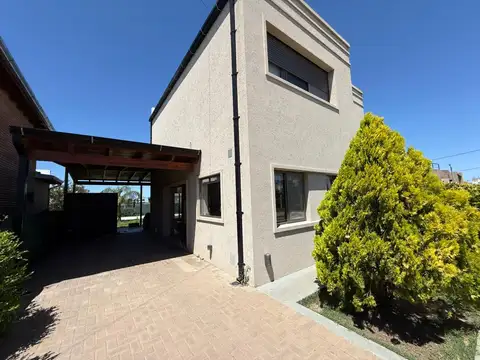 Casa 5 ambientes con 2 baños