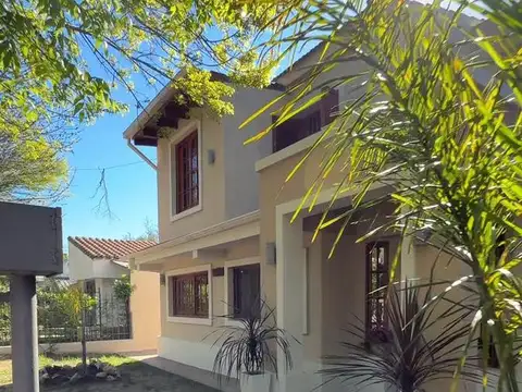 Casa 8 ambientes con 3 baños
