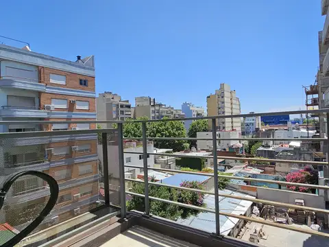 Luminoso amplio monoambiente con balcon