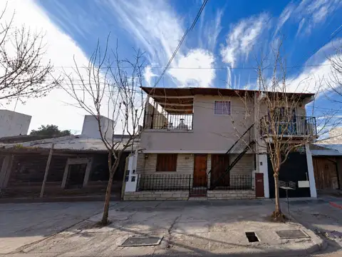 VENTA CASA + 2 DEPTOS CALLE RIVADAVIA LUJAN