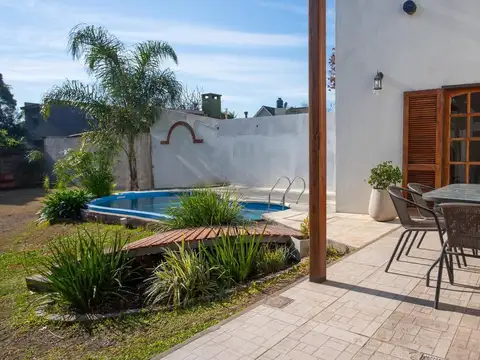 Venta de Casa 4 ambientes con parque y pileta en Moreno