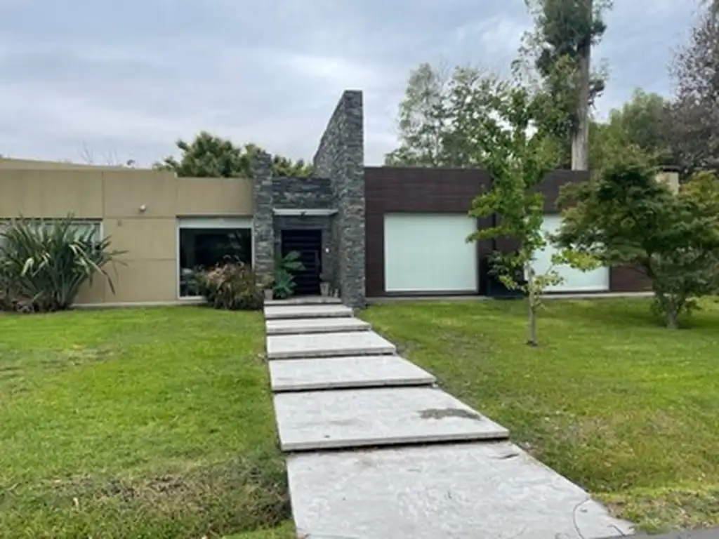 Casa en Venta - 3 dormitorios - USD 840.000