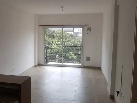 Monoambiente al frente con balcón