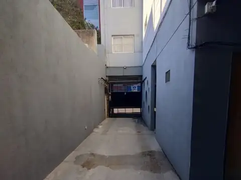 Cochera semicubierta a 4 cuadras de la estación de Lanús Este!
