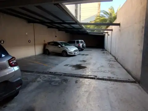 Cochera semicubierta a 4 cuadras de la estación de Lanús Este!