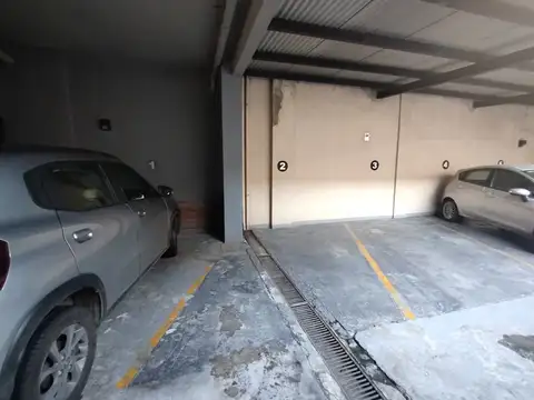 Cochera semicubierta a 4 cuadras de la estación de Lanús Este!