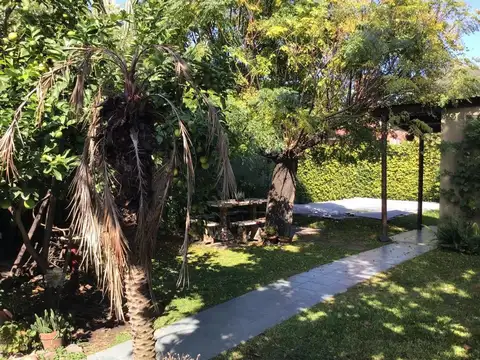 Casa en Venta con 3 cocheras
