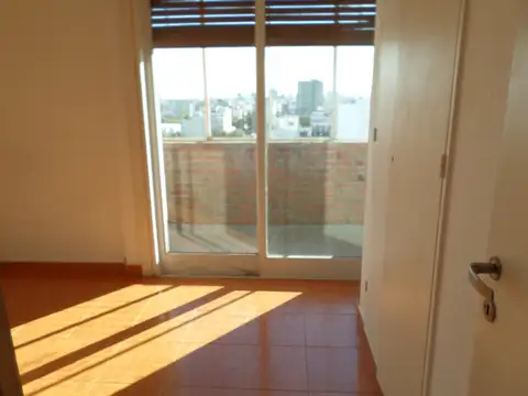 Amplio dpto 4 amb, balcón, baño, toillete. Ex. ubicación.