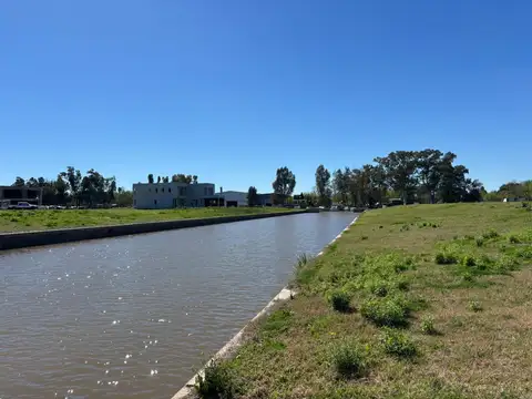Lote al rio 720m2 en venta en el Barrio Náutico Villanueva