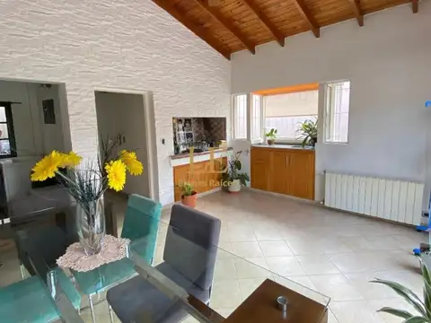 Casa en Venta con 4 cocheras