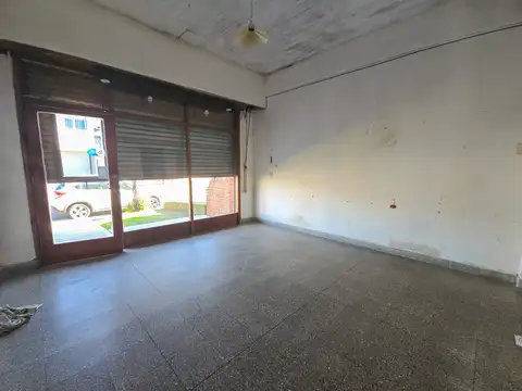 Local de 20m2 - Ayolas y Av. Polonia