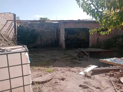 Casa a RECICLAR de 2 dormitorios en Confluencia urbana
