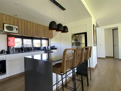 Casa en Alquiler con 2 cocheras