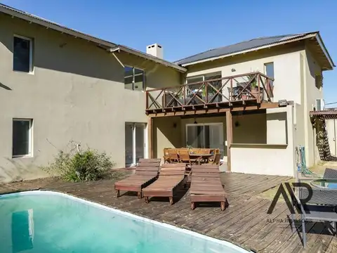 Casa 8 ambientes con 6 baños