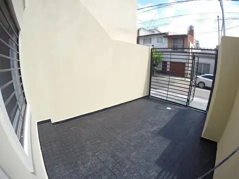 Depto 2 Amb Al Frente Con Cochera Y Gran Patio