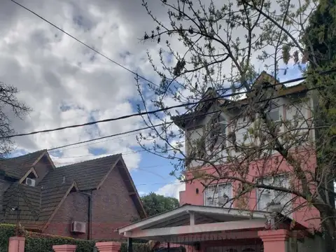 GRAN CASA DE 5 AMBIENTES CON PARQUE, COCHERA Y PISCINA