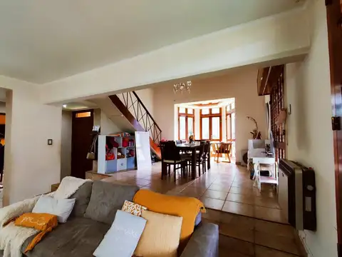 Casa en Venta con 3 cocheras