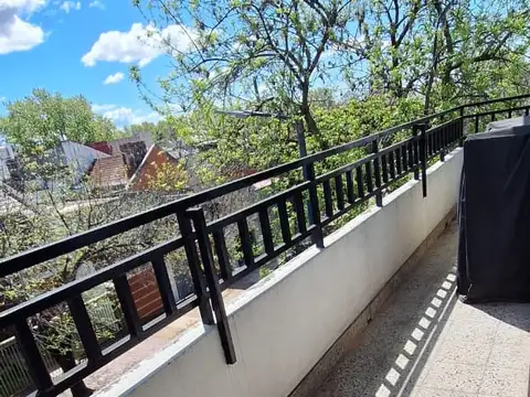 VERSALLES.LASCANO 5600. PH 3 AMB.AMPLIOP AL FTE. 2DO X ESCALERA SIN EXPENSAS