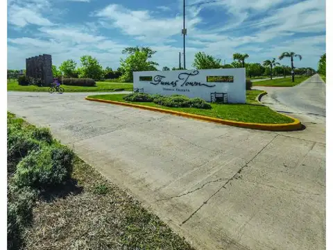 Lote en Funes Town, sobre esquina.