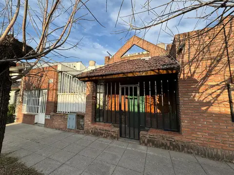 VENTA EN BLOCK CASA Y LOCALES PERMUTA MENOR VALOR