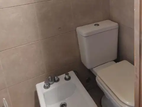 Monoambiente al frente con balcón.