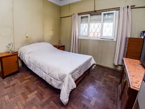 VENTA ! CASA DE 2 DORMITORIOS Y PATIO EN AZCUENAGA