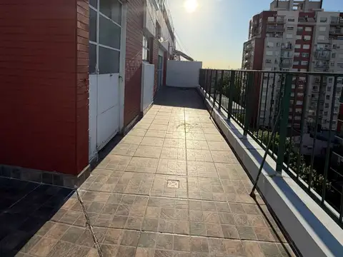 California 1600, Piso 8