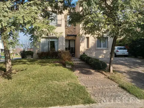 Casa en venta sobre lote en esquina en Las Tipas, Nordelta
