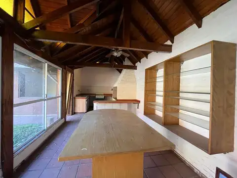 Venta de Casa con tres dormitorios y playroom en Castelar No