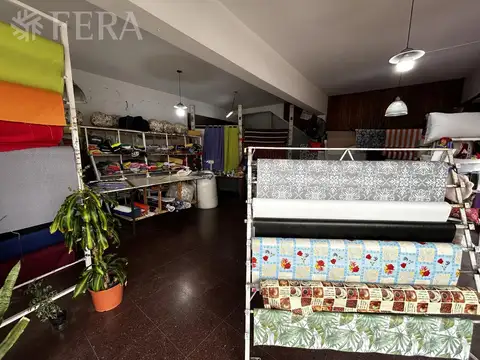 Venta de Local con cochera en Villa Dominico