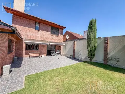 Casa en Venta con 2 cocheras