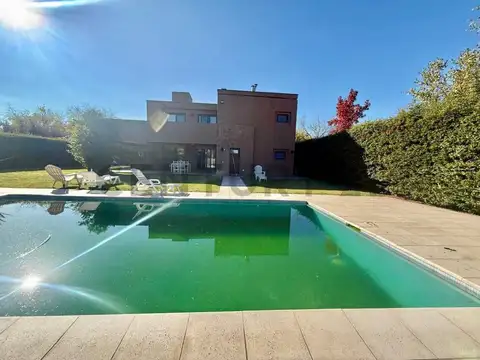 Casa 5 ambientes con 3 baños