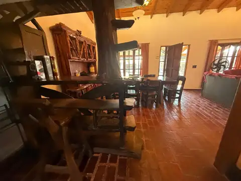 Casa en Alquiler con 3 cocheras