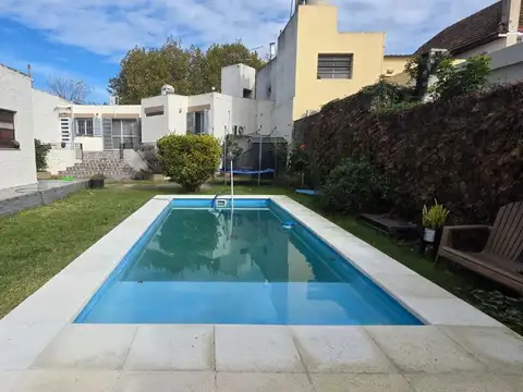 Casa 4 ambientes venta Temperley con piscina