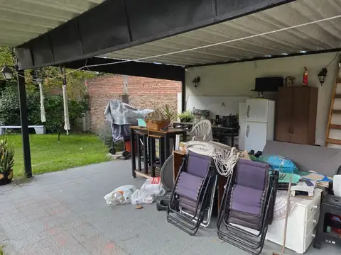 Casa 4 ambientes venta Temperley con piscina
