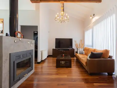 Casa en Alquiler con 2 cocheras