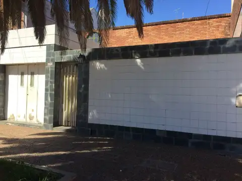 CASA 6 AMB CON PATIO CON GALERIA, GARAGE, JARDIN Y TERRAZA CON PARRILLA