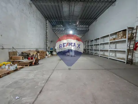 Galpón con oficinas, a una cuadra de Av. Freyre 