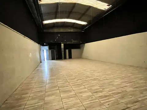 Gran local en alquiler ubicado sobre Avenida Avellaneda.