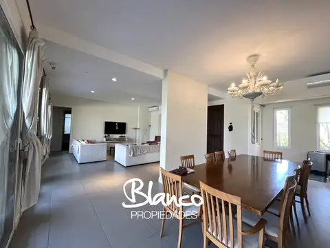 Casa en Alquiler con 2 cocheras